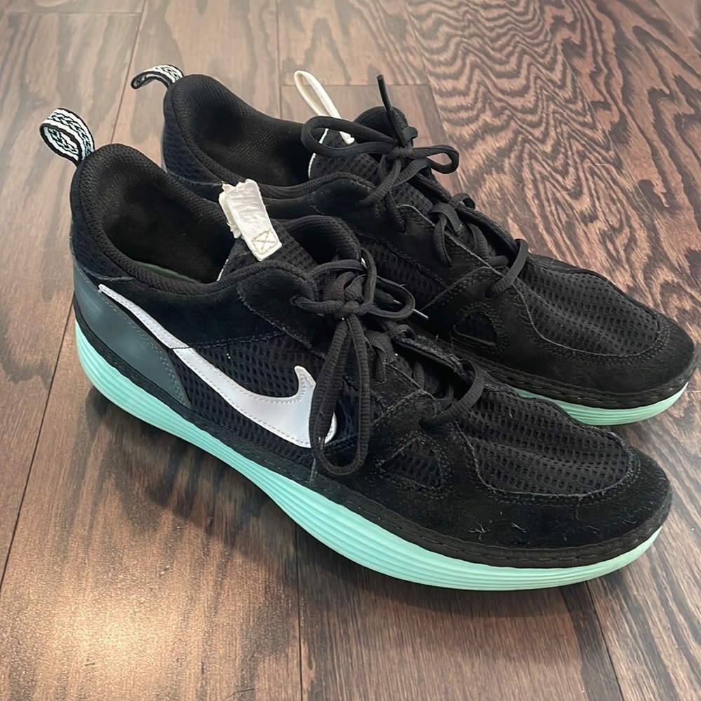 Men's Nike solar soft sneakers